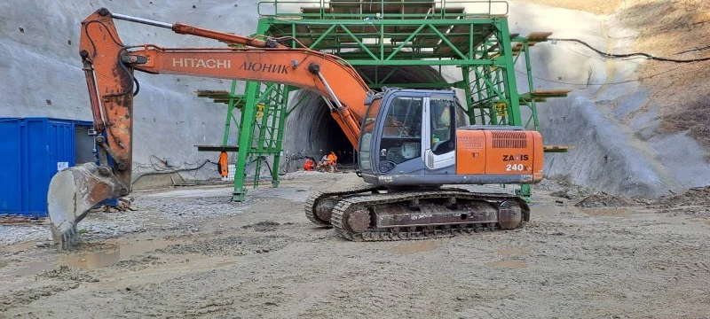 Багер Hitachi ZX240-3, снимка 1 - Индустриална техника - 43710059