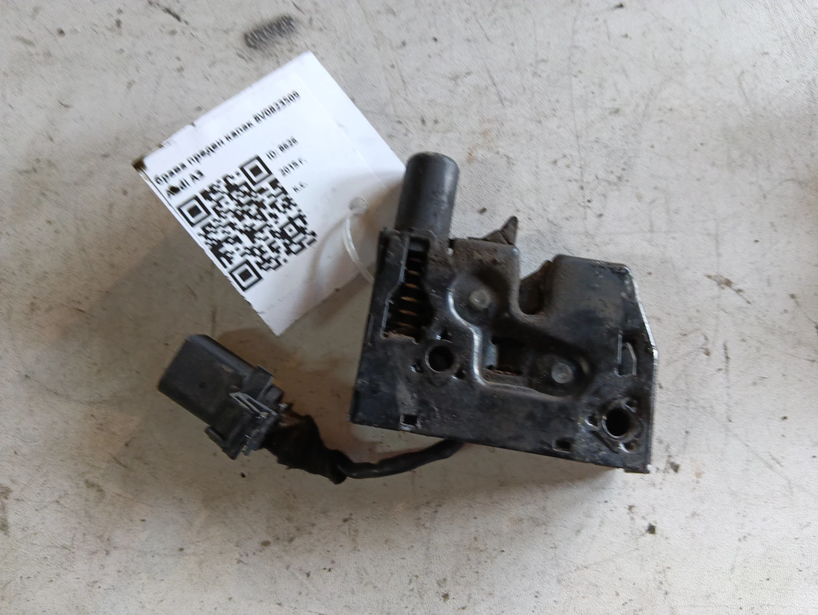 брава преден капак 8V0823509 Audi A3