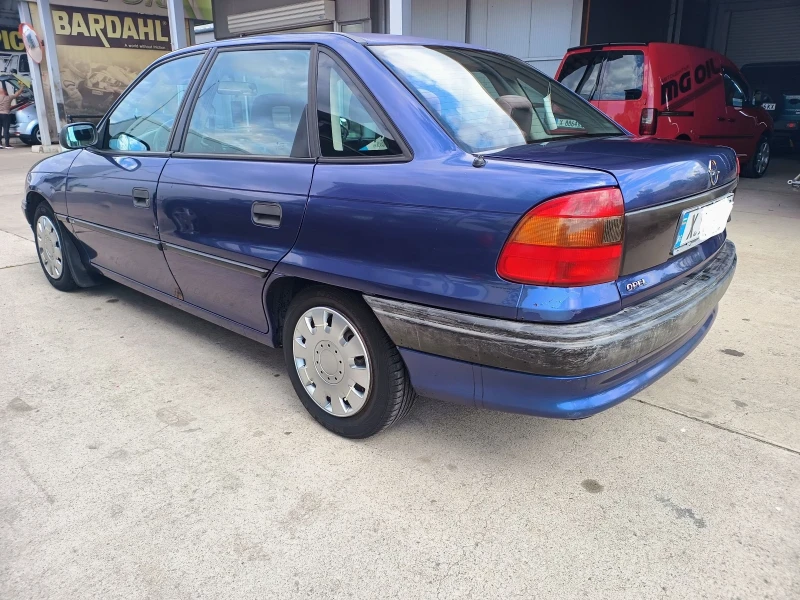 Opel Astra 1.6, снимка 2 - Автомобили и джипове - 48017075