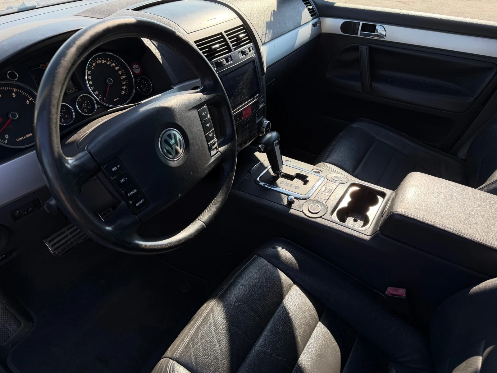 VW Touareg 4.2i Газ/Бензин 310к.с. 4x4, снимка 6 - Автомобили и джипове - 55453676