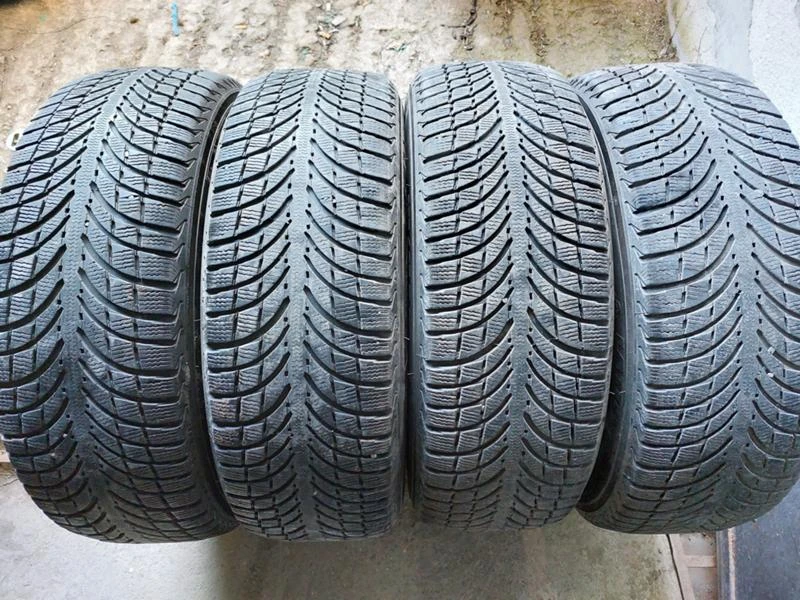 Гуми Зимни 235/65R17, снимка 1 - Гуми и джанти - 35772672