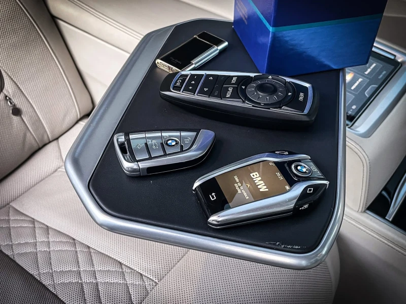 BMW 740 Ld/Individual/B&W/Sky/CAM360/3xTV/NIGHT/FULLMAXX, снимка 9 - Автомобили и джипове - 52887804