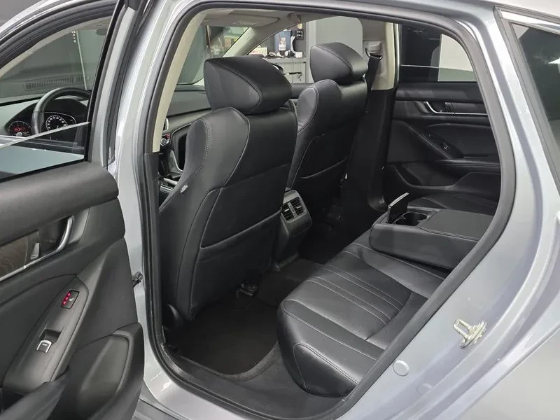 Honda Accord 1.5 Turbo, снимка 11 - Автомобили и джипове - 55700620