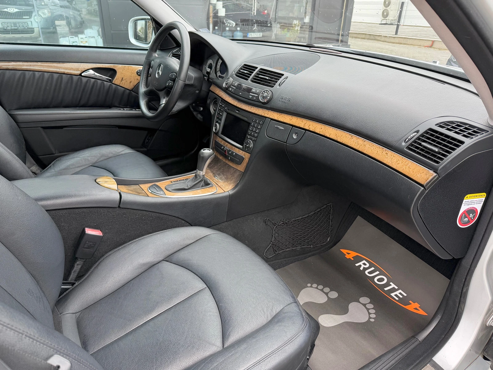 Mercedes-Benz E 320 300CDi Bluetec * Avantgarde* , снимка 9 - Автомобили и джипове - 54087896