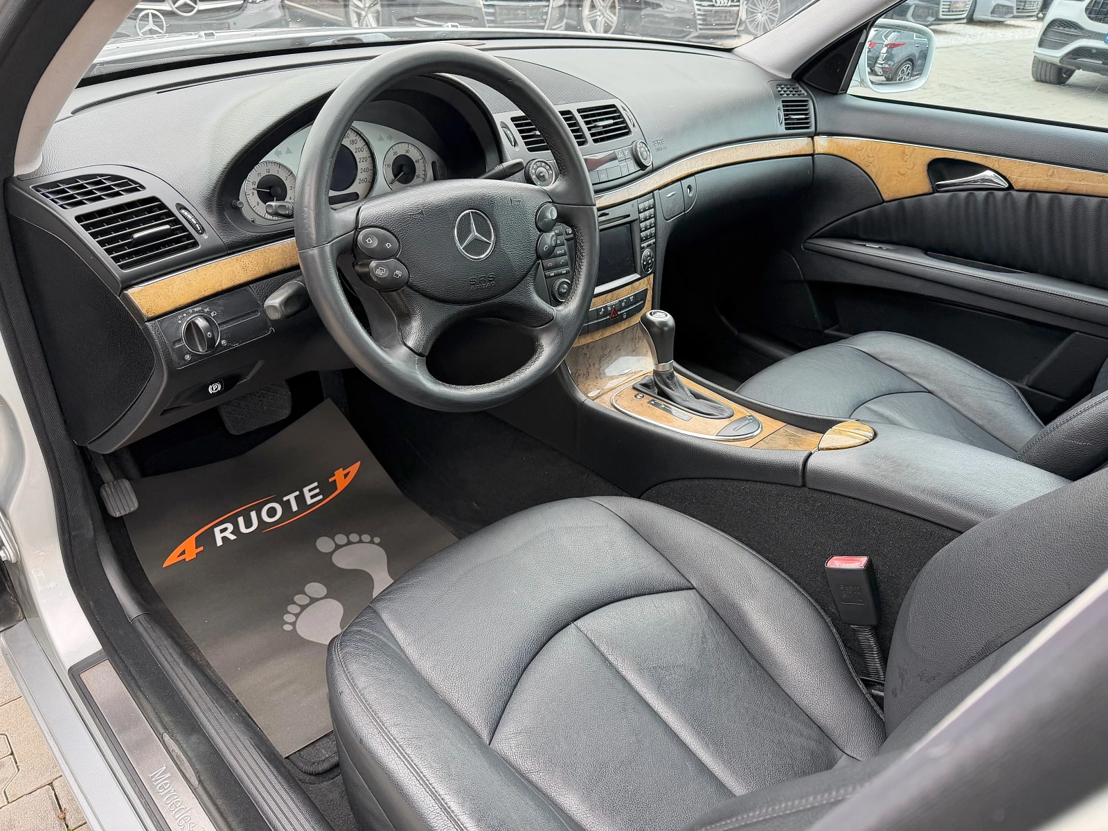 Mercedes-Benz E 320 300CDi Bluetec * Avantgarde* , снимка 8 - Автомобили и джипове - 54087896