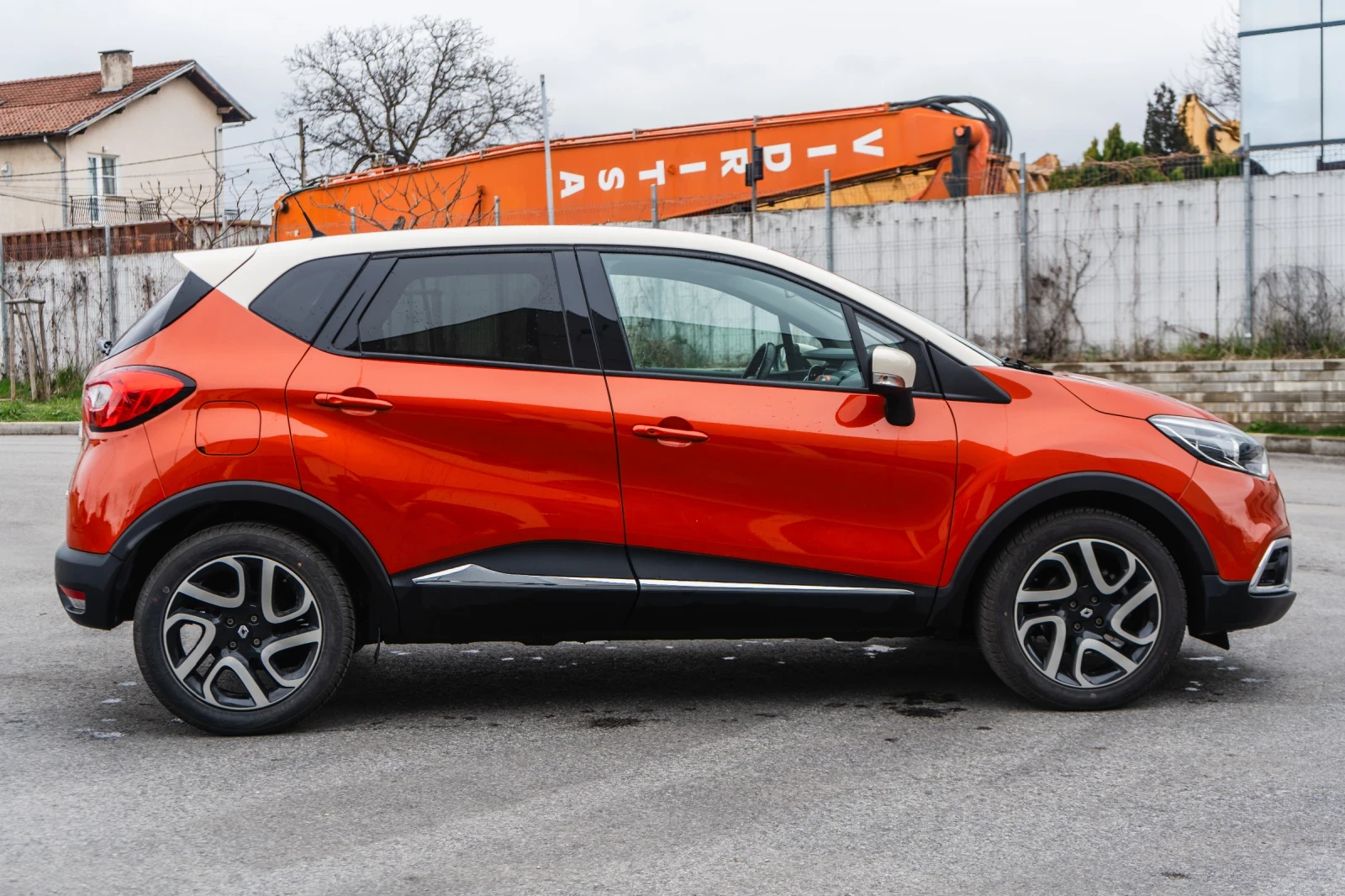 Renault Captur 1.2 TCe ШВЕЙЦАРИЯ АВТОМАТИК 113000 км. ПЕРФЕКТНА, снимка 3 - Автомобили и джипове - 54103309