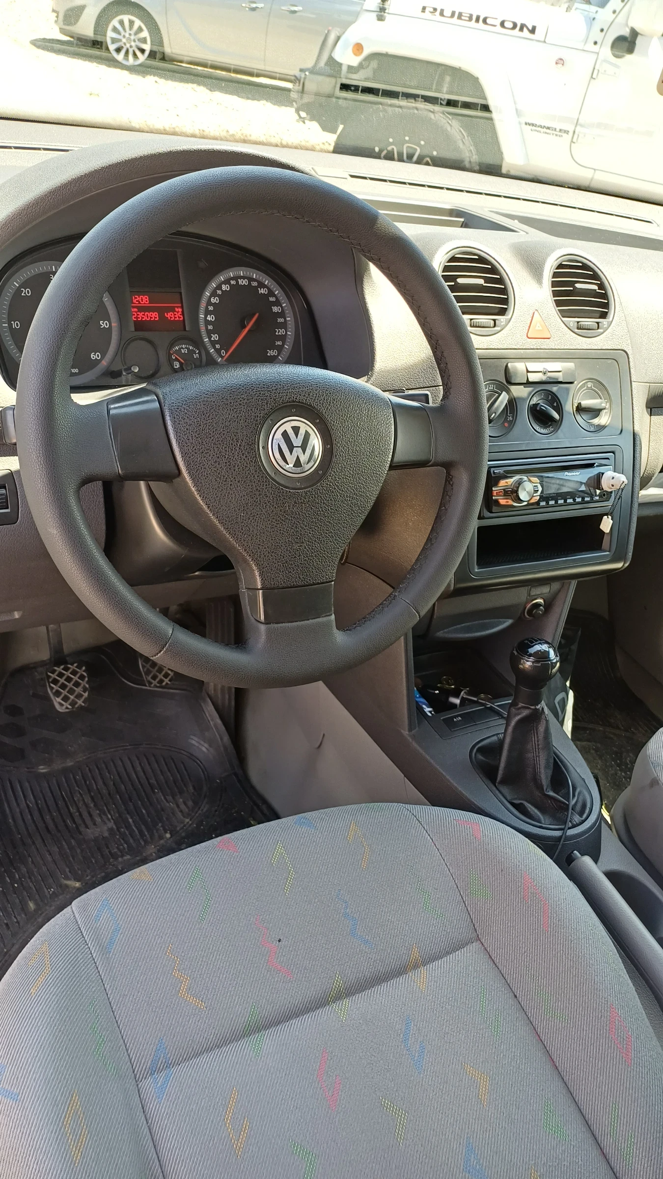 VW Caddy 1.9TDI 105 ОБСЛУЖЕНА, снимка 9 - Автомобили и джипове - 54692276