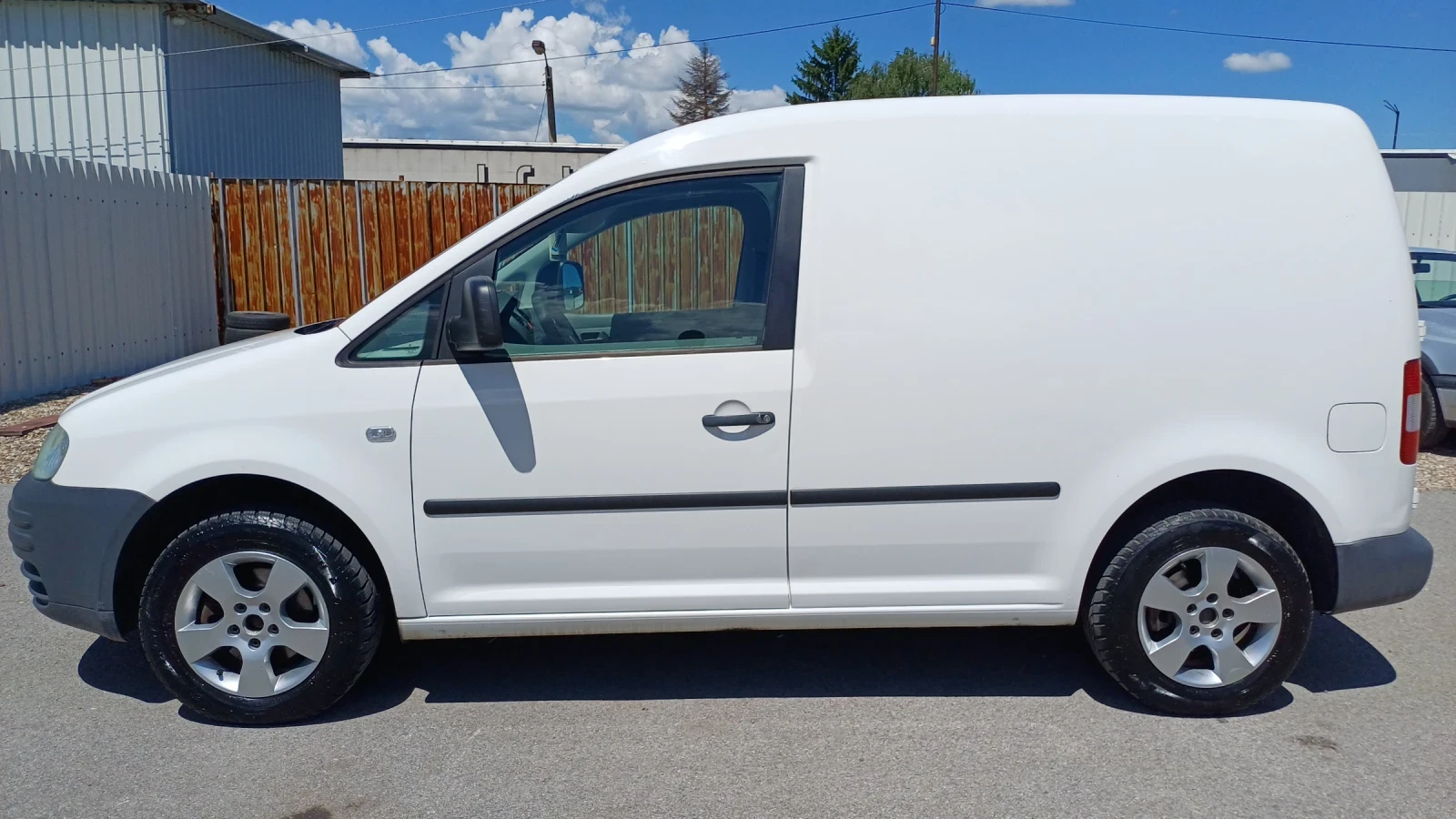 VW Caddy 1.9TDI 105 ОБСЛУЖЕНА, снимка 3 - Автомобили и джипове - 54692276