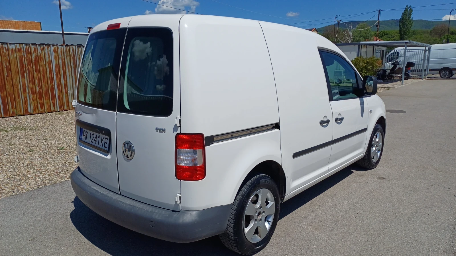 VW Caddy 1.9TDI 105 ОБСЛУЖЕНА, снимка 4 - Автомобили и джипове - 54692276