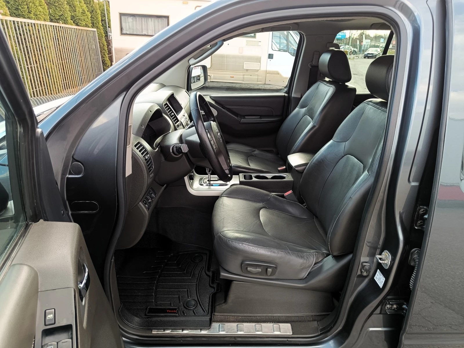 Nissan Navara 3.0 D* Luxury* 4x4* БАВНИ* Face Lift* АВТОМАТ* , снимка 9 - Автомобили и джипове - 54196341