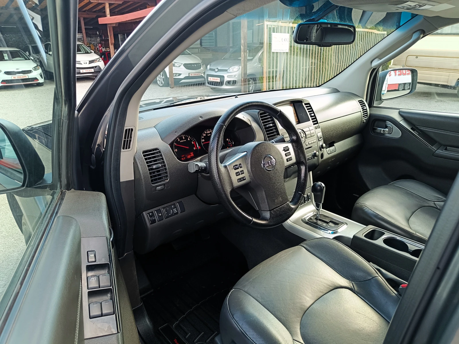 Nissan Navara 3.0 D* Luxury* 4x4* БАВНИ* Face Lift* АВТОМАТ* , снимка 8 - Автомобили и джипове - 54196341