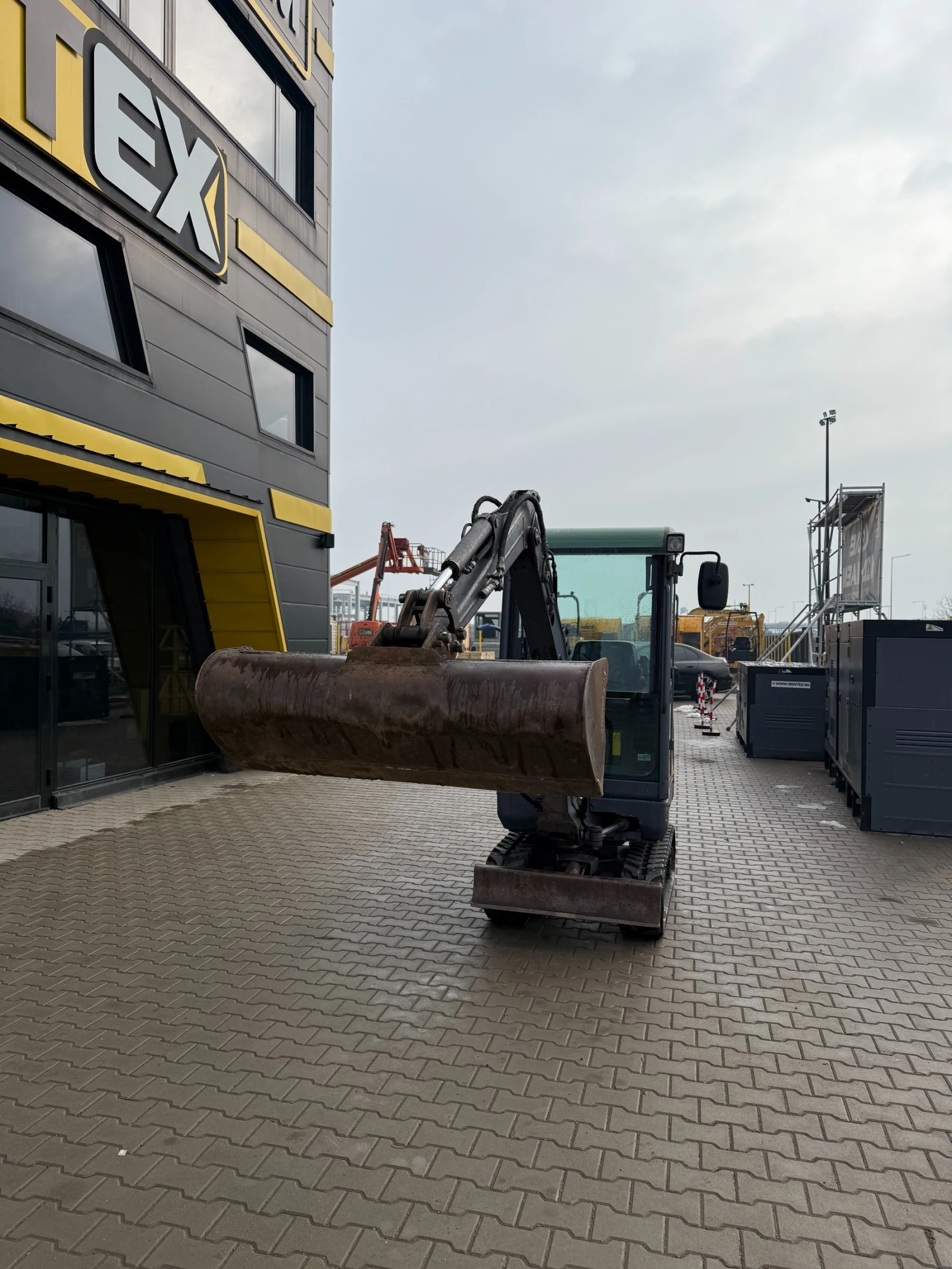 Багер Volvo EC15C - изображение 3