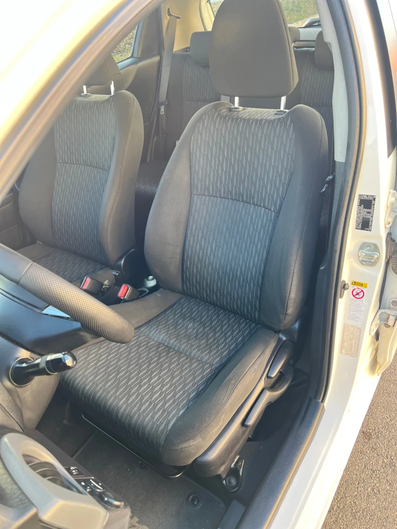 Toyota Yaris 1.0i, снимка 8 - Автомобили и джипове - 52795434