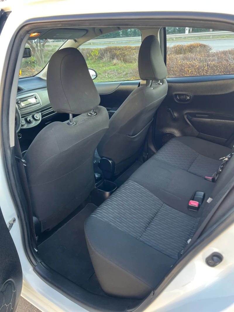 Toyota Yaris 1.0i, снимка 10 - Автомобили и джипове - 52795434