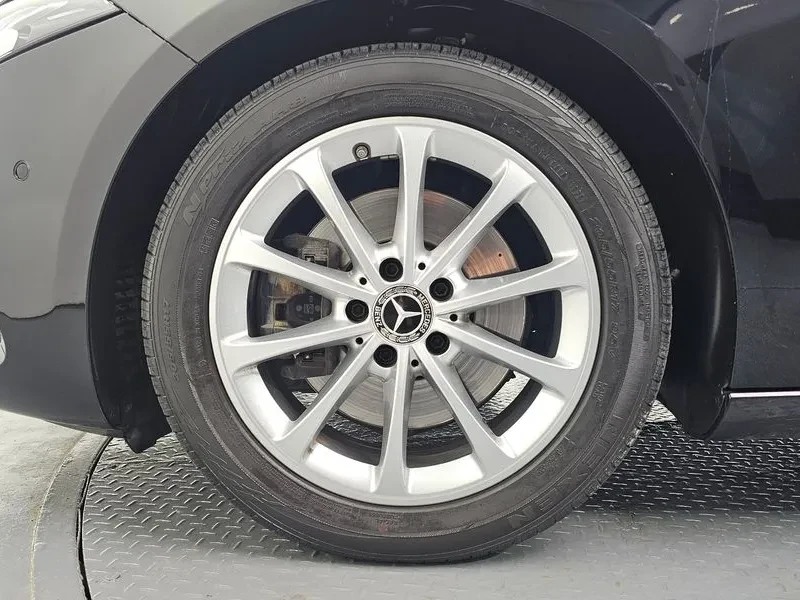 Mercedes-Benz A 220 Sedan, снимка 5 - Автомобили и джипове - 55715341