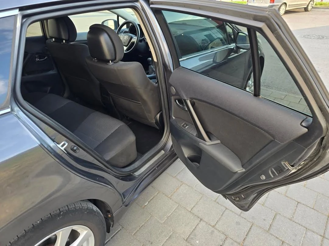 Toyota Avensis 2.2 D4-D 150кс, Keyless, Executive, снимка 8 - Автомобили и джипове - 54102044