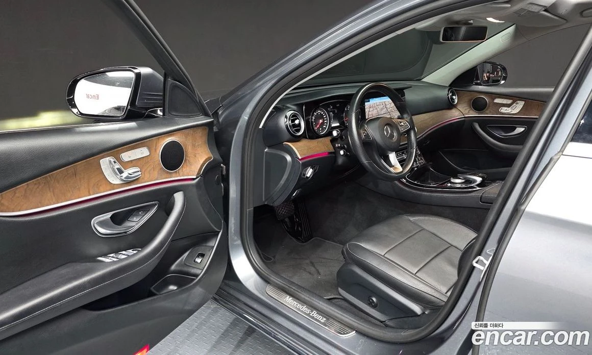 Mercedes-Benz E 300 E300 4MATIC Exclusive, снимка 10 - Автомобили и джипове - 55777131