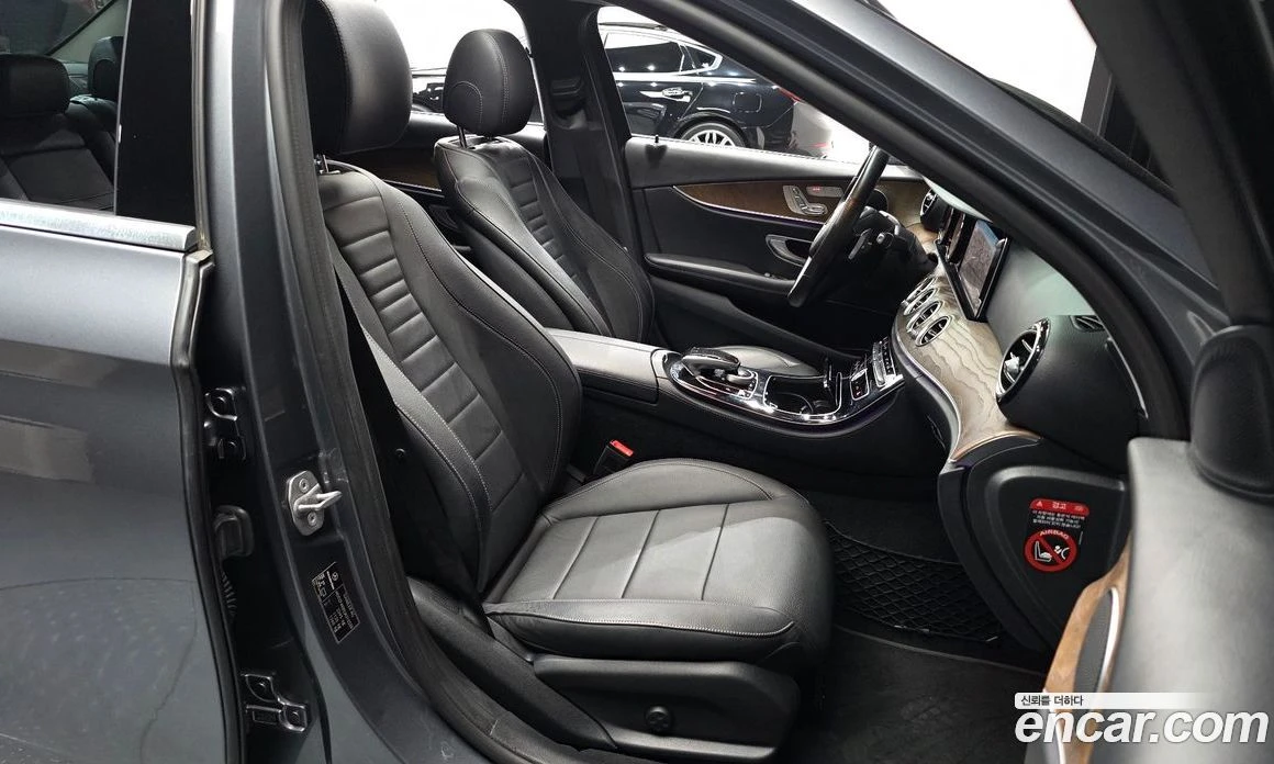 Mercedes-Benz E 300 E300 4MATIC Exclusive, снимка 11 - Автомобили и джипове - 55777131