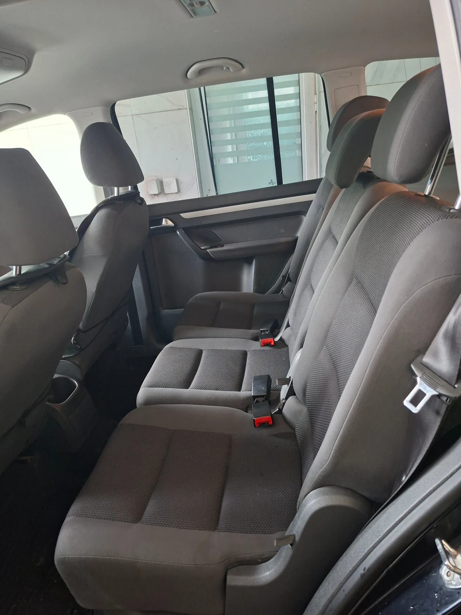 VW Touran 1.6TDI, снимка 12 - Автомобили и джипове - 56059185