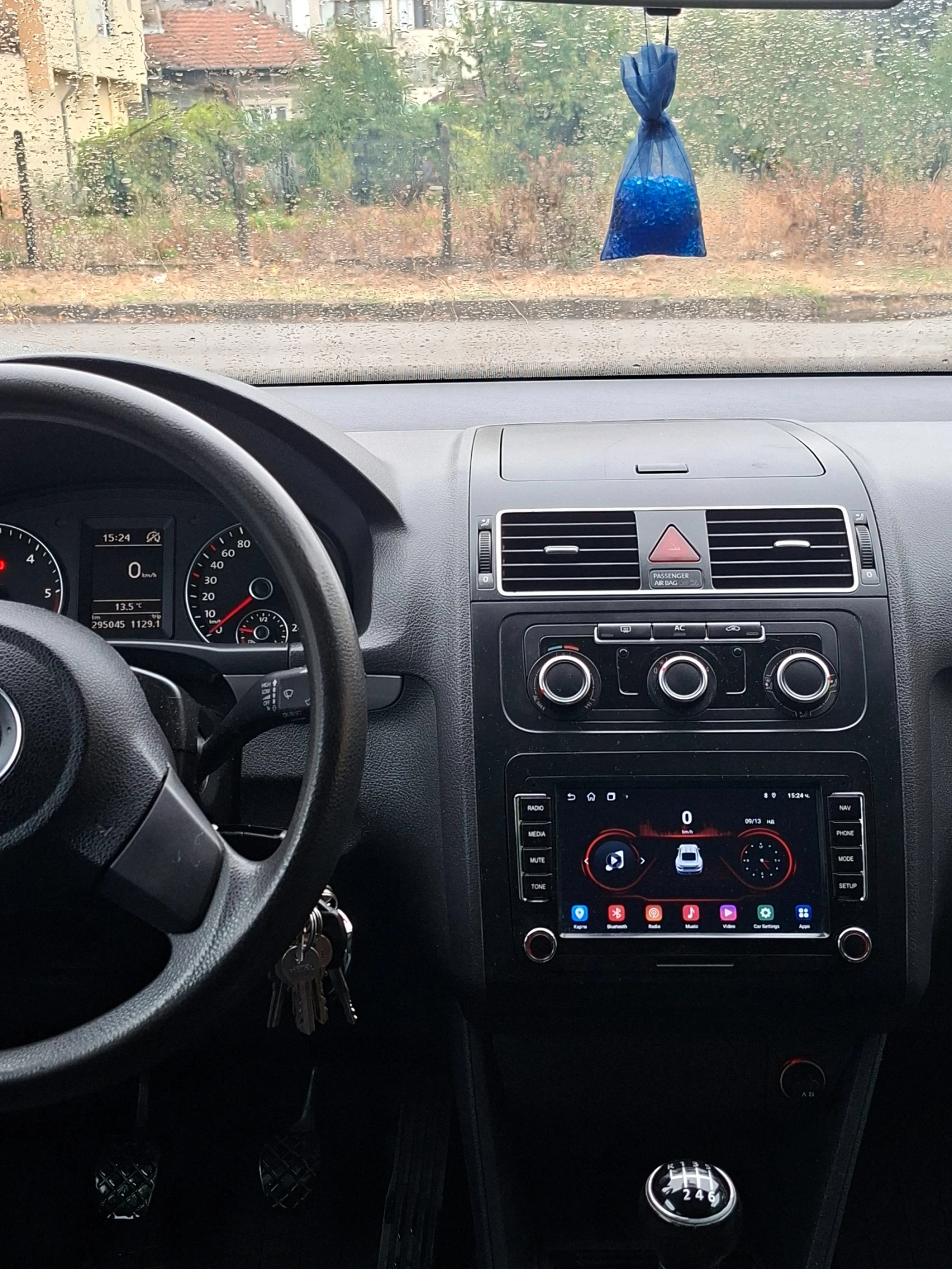 VW Touran 1.6TDI, снимка 9 - Автомобили и джипове - 56059185