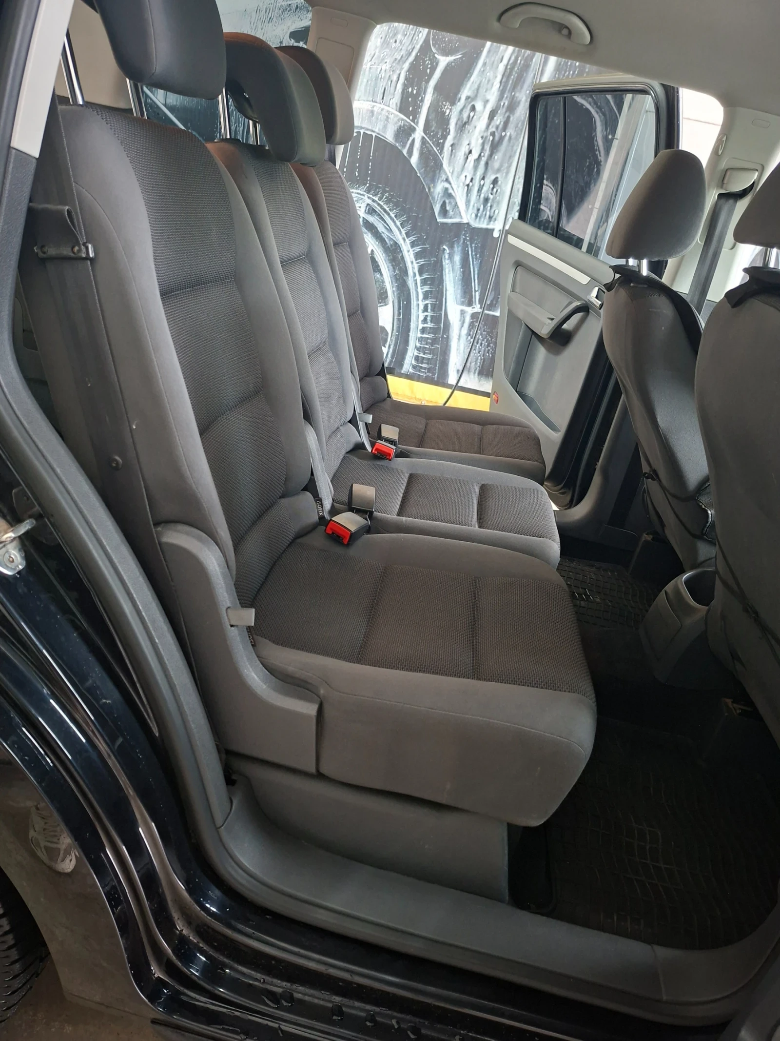 VW Touran 1.6TDI, снимка 11 - Автомобили и джипове - 56059185