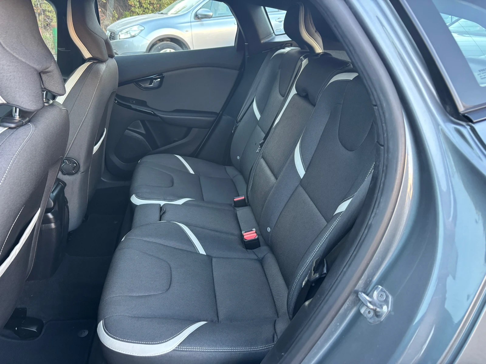 Volvo V40 2.0-120кс, Автоматик, снимка 10 - Автомобили и джипове - 56367213