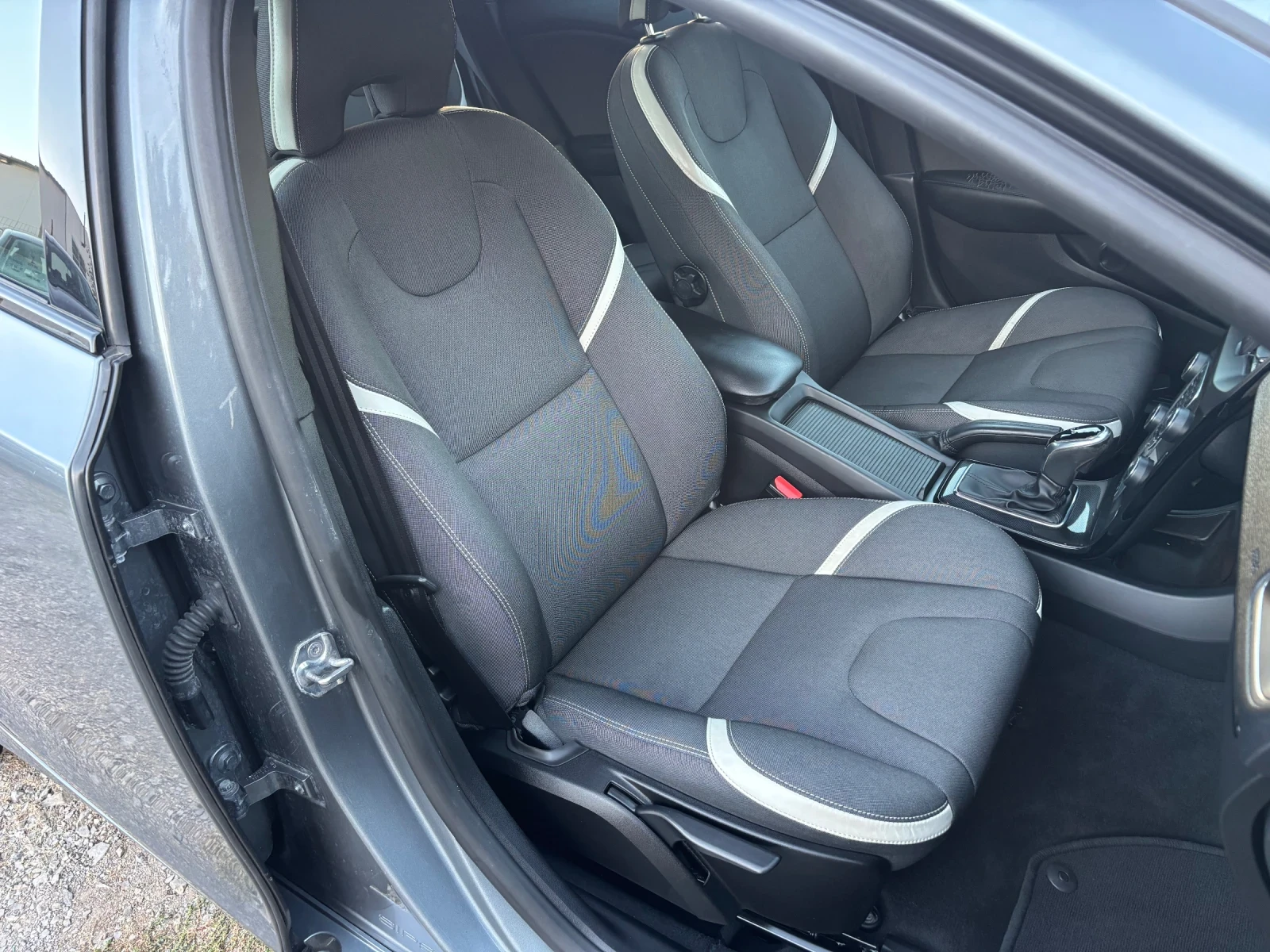 Volvo V40 2.0-120кс, Автоматик, снимка 9 - Автомобили и джипове - 56367213