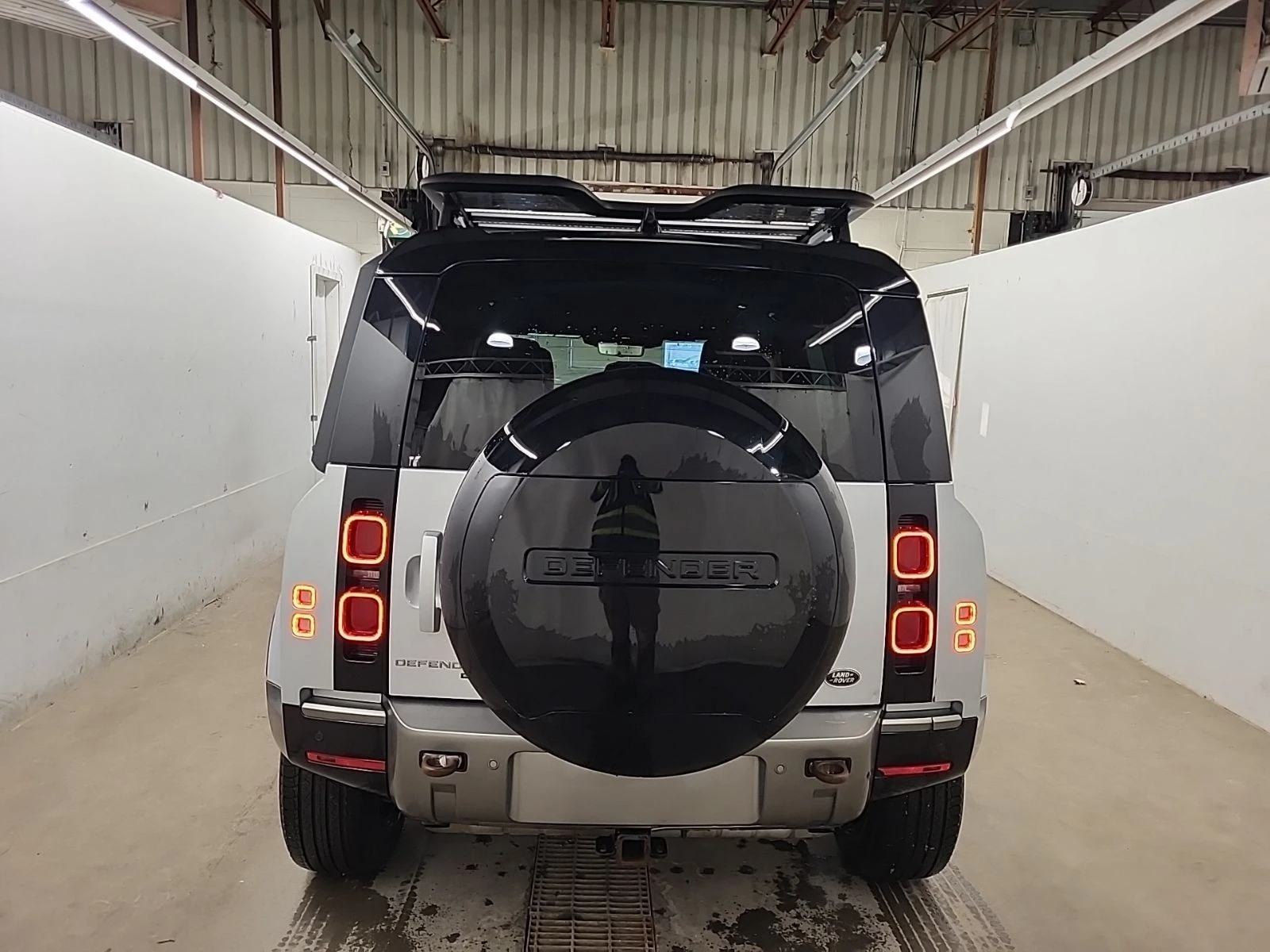 Land Rover Defender X-Dynamic SE С РЕГИСТРАЦИЯ & АВТО КРЕДИТ, снимка 4 - Автомобили и джипове - 53822833