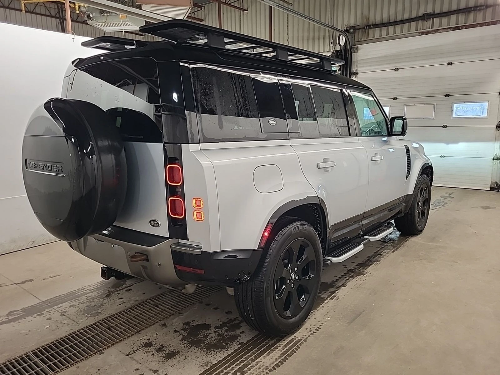 Land Rover Defender X-Dynamic SE С РЕГИСТРАЦИЯ & АВТО КРЕДИТ, снимка 3 - Автомобили и джипове - 53822833