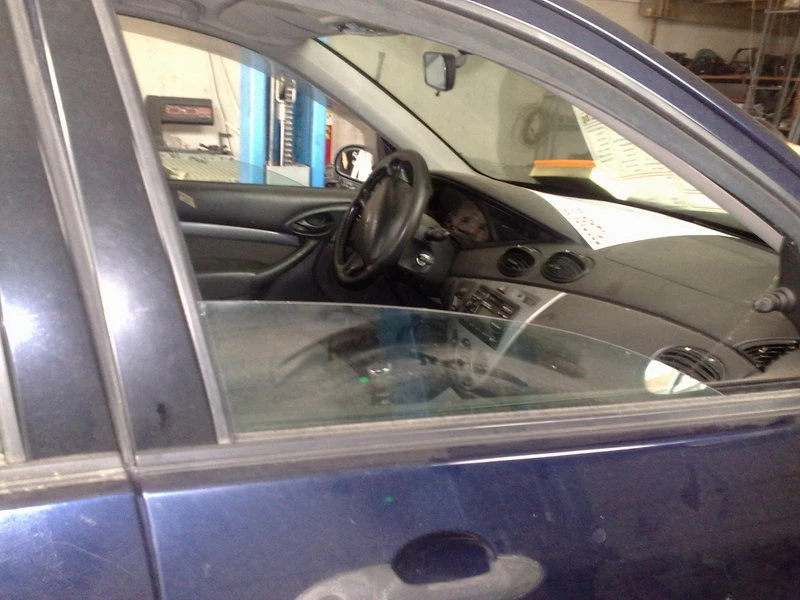 стъкло странично предно дясно за Форд Фокус (тъмно син) комби