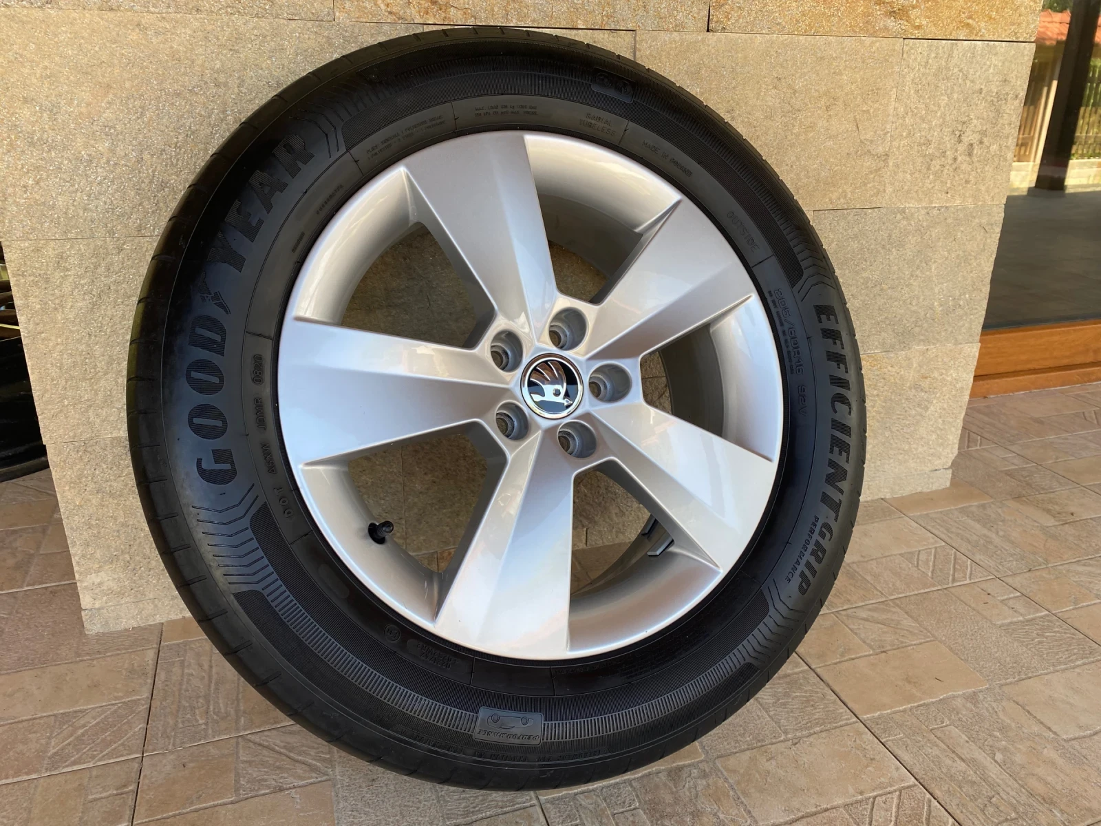 Гуми с джанти Goodyear 205/60R16, снимка 5 - Гуми и джанти - 55352077