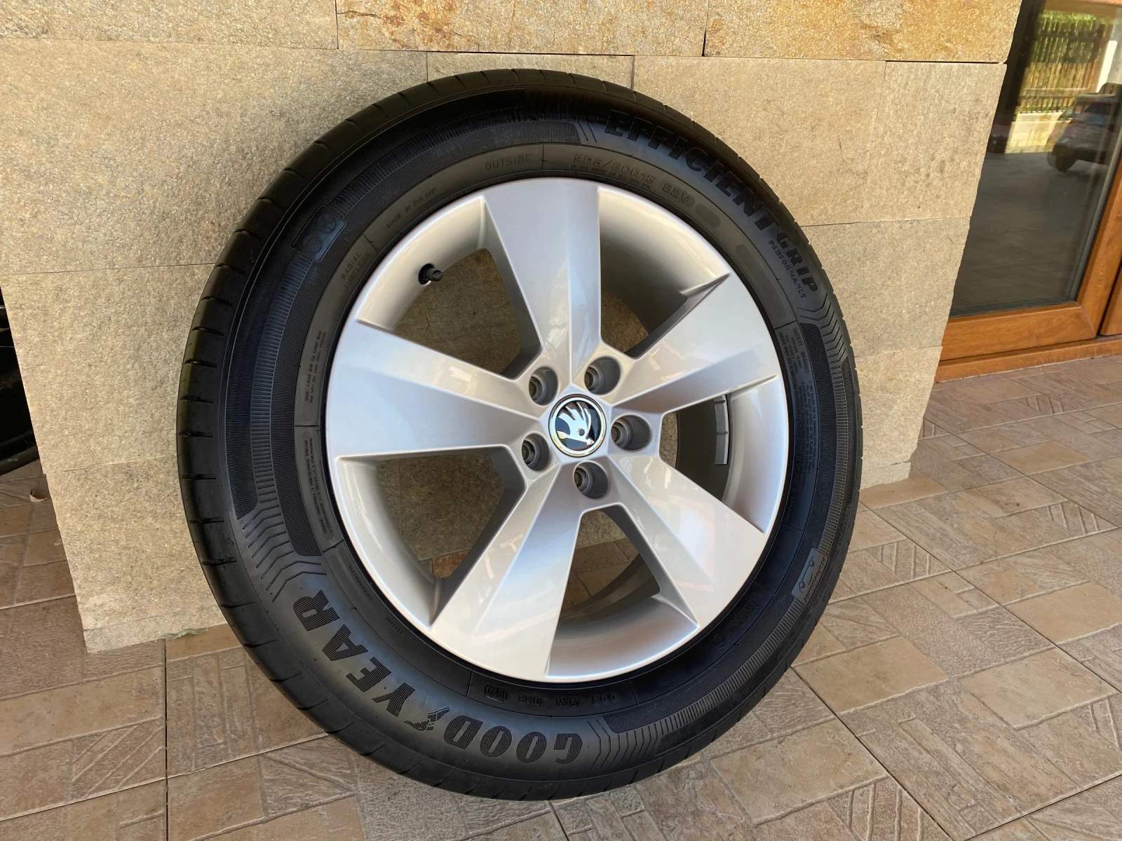Гуми с джанти Goodyear 205/60R16, снимка 3 - Гуми и джанти - 55352077