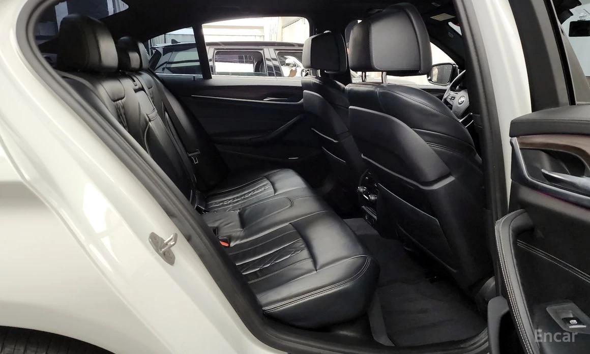 BMW 530 M Sport Plus* BOWERS & WILKINS* HEAD-UP* 360 CAM* , снимка 16 - Автомобили и джипове - 54129589