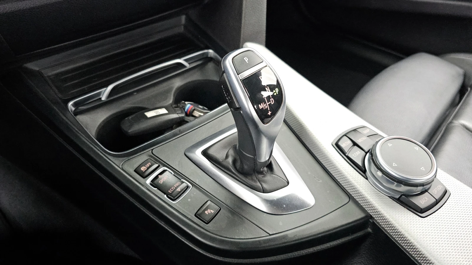 BMW 330 2018* M-PK* HEAD-UP* SHODOWLINE* КРАЙНА ЦЕНА, снимка 13 - Автомобили и джипове - 54526511