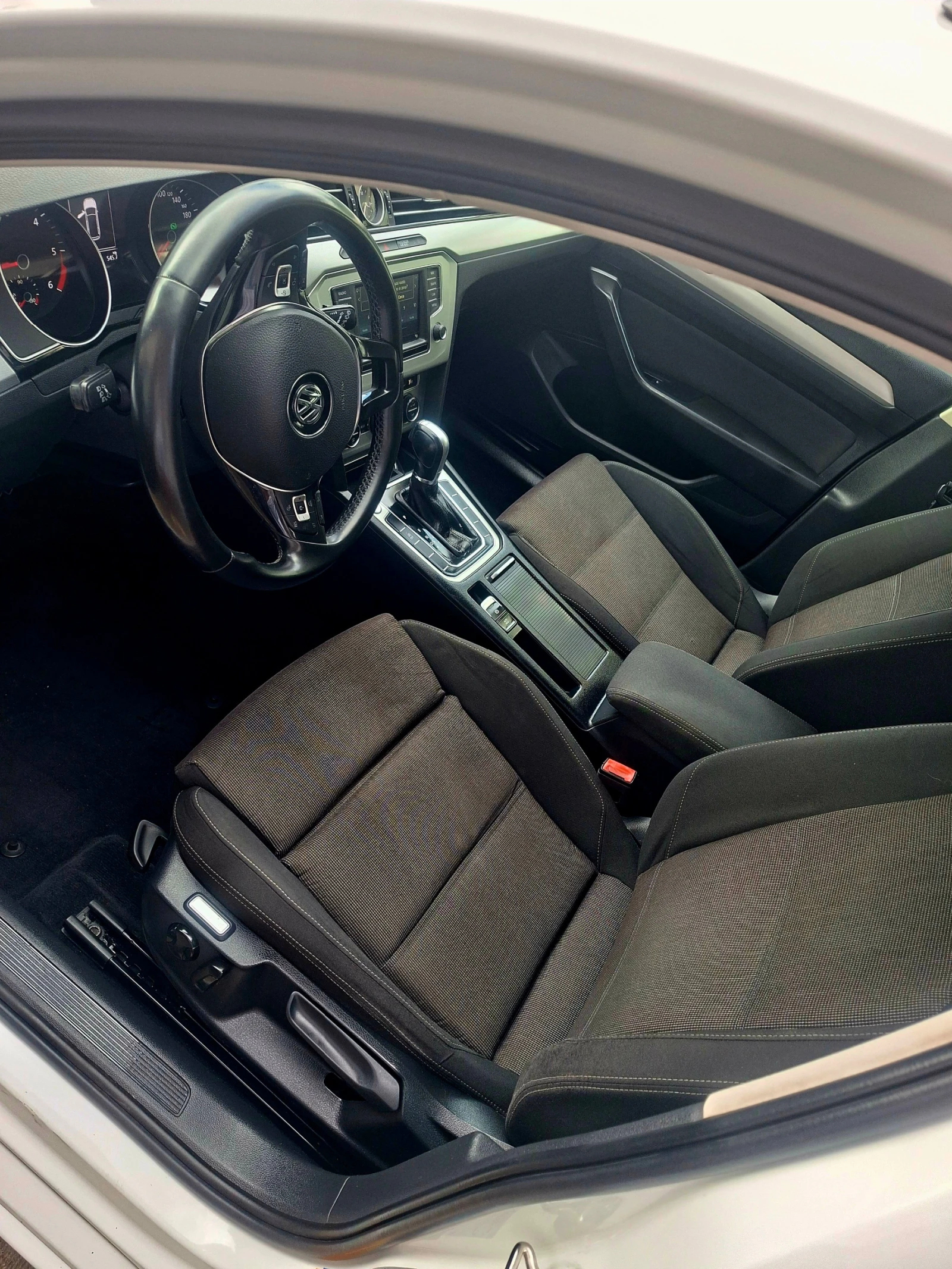 VW Passat 1.6TDI , снимка 8 - Автомобили и джипове - 56161741
