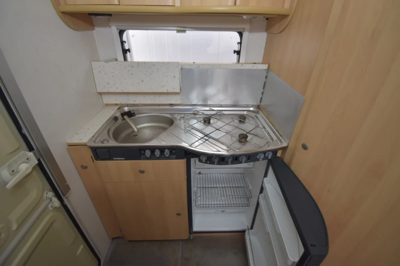 Каравана Dethleffs New line 390, снимка 10 - Каравани и кемпери - 53124574