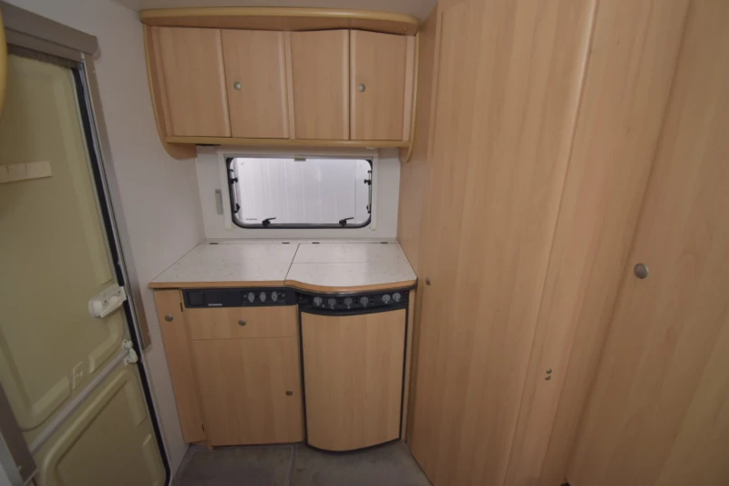 Каравана Dethleffs New line 390, снимка 9 - Каравани и кемпери - 53124574