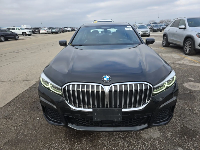 BMW 750 масаж* дистроник* M-pack* Harman* хедъп* обдух* fu, снимка 1 - Автомобили и джипове - 48467848