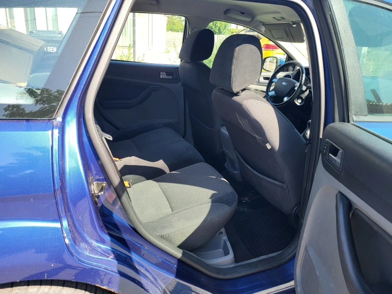 Ford Focus 1.6 TDCi Ghia + Зимни Гуми, снимка 7 - Автомобили и джипове - 52013276