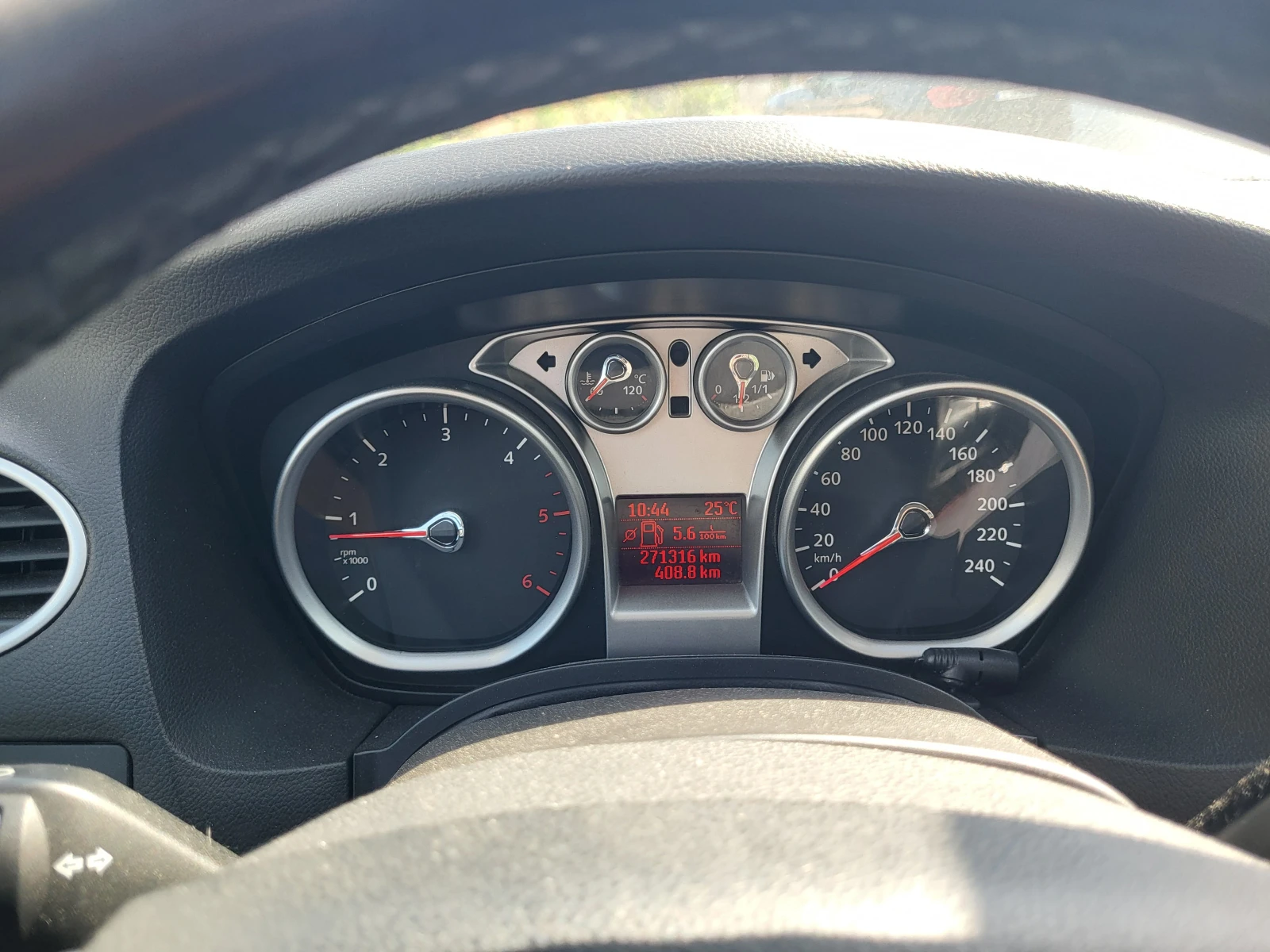 Ford Focus 1.6 TDCi Ghia + Зимни Гуми - изображение 10