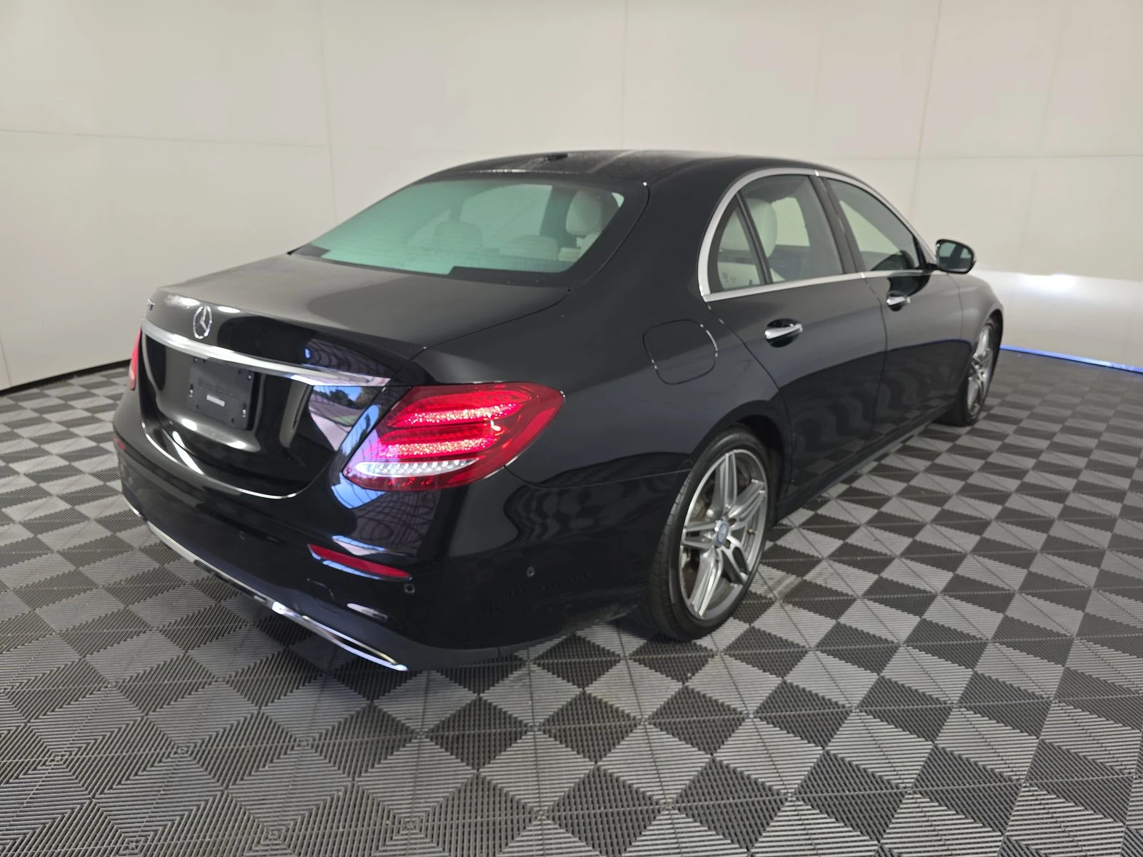 Mercedes-Benz E 300 AMG PACK* BURMASTER* AMBIENT* KEYLESS GO* 9G* М.ТО - изображение 6
