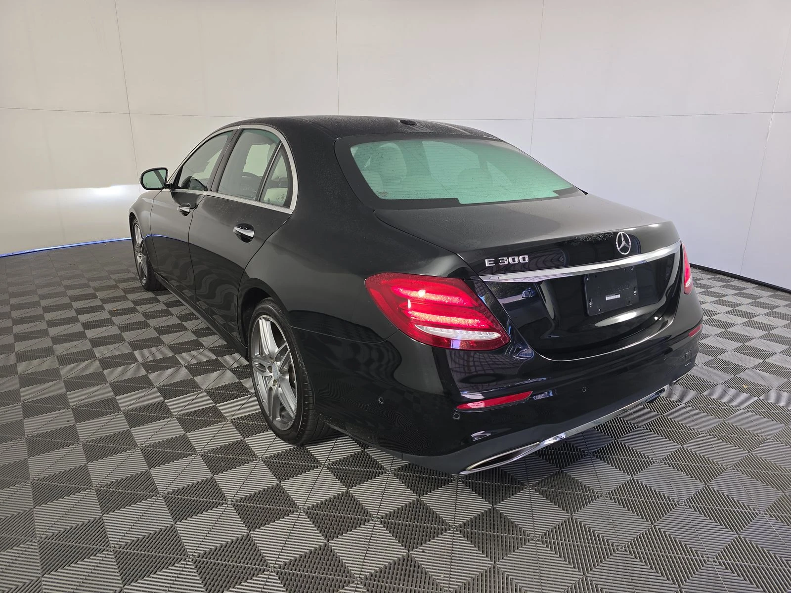 Mercedes-Benz E 300 AMG PACK* BURMASTER* AMBIENT* KEYLESS GO* 9G* М.ТО - изображение 4