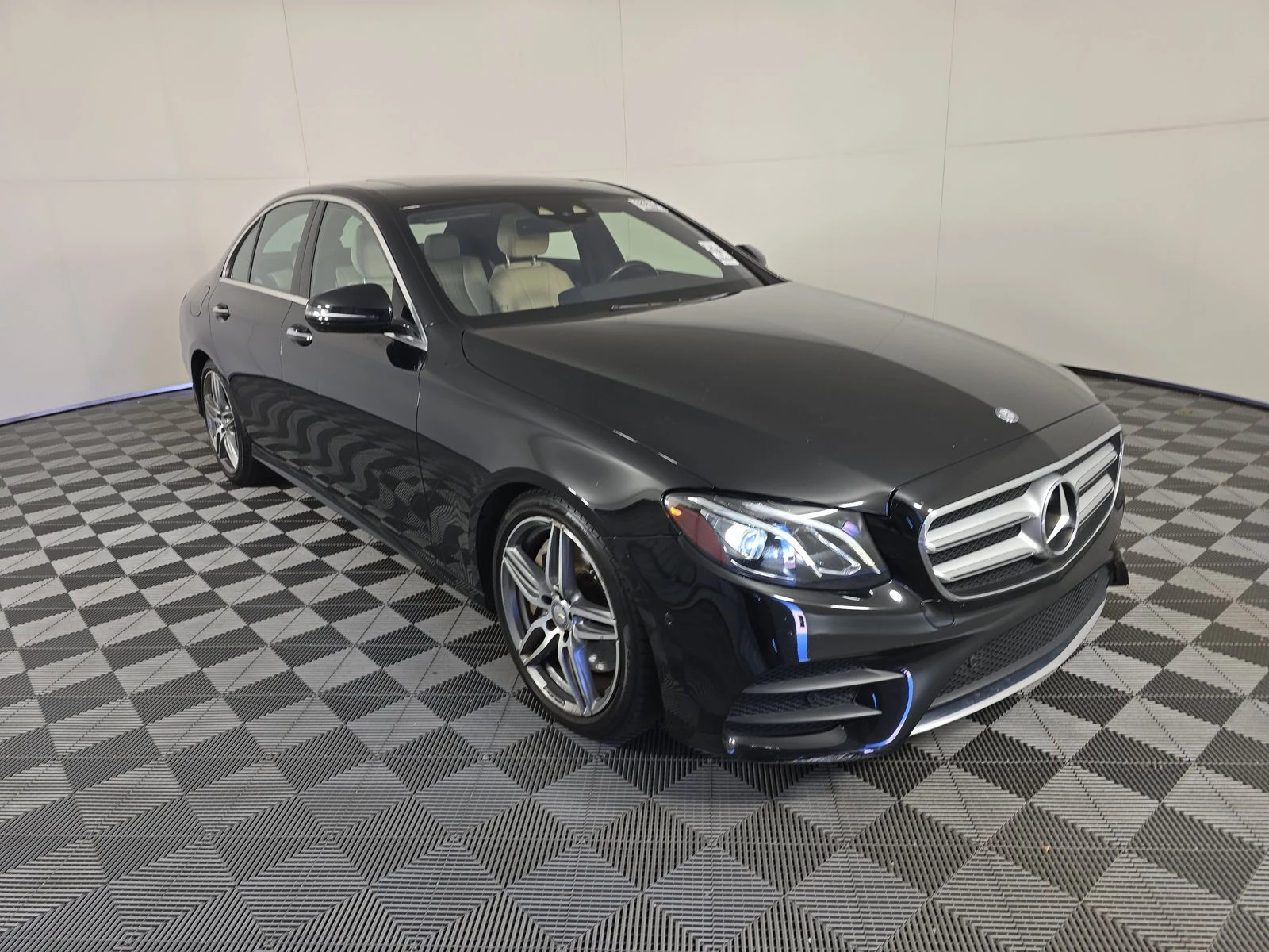 Mercedes-Benz E 300 AMG PACK* BURMASTER* AMBIENT* KEYLESS GO* 9G* М.ТО - изображение 3