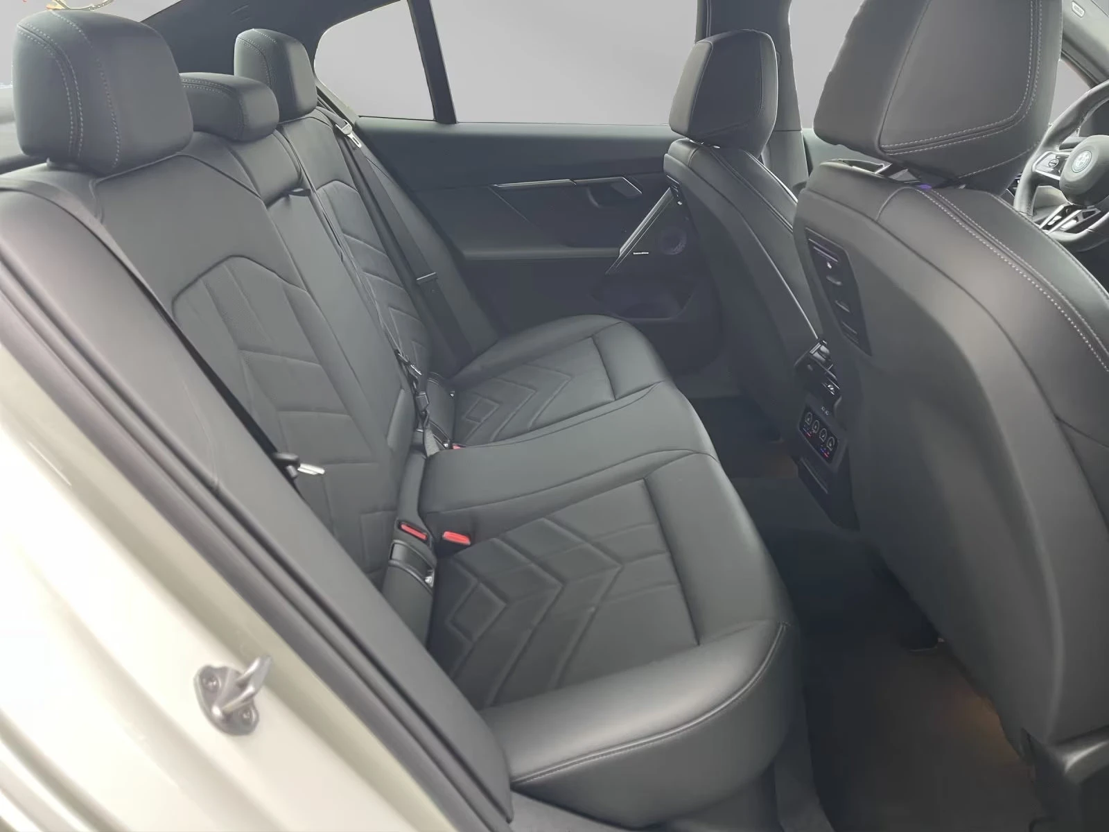 BMW i5 xDRIVE/40/394HP/M-SPORT/360/19/B&W/215z, снимка 16 - Автомобили и джипове - 53997362