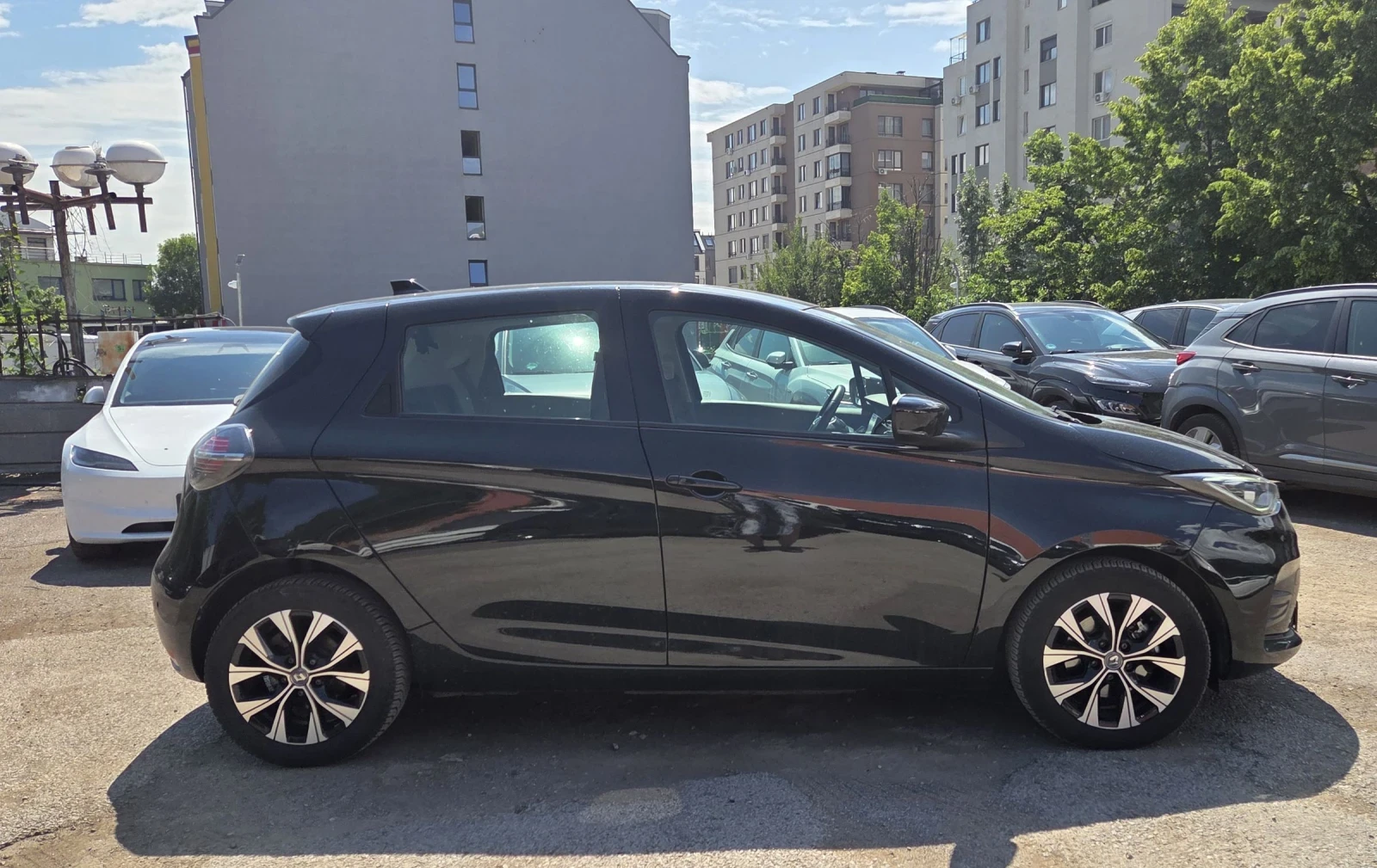 Renault Zoe 52KWh/CCS/2024г/СЕРВИЗНА КНИЖКА, снимка 2 - Автомобили и джипове - 54940266