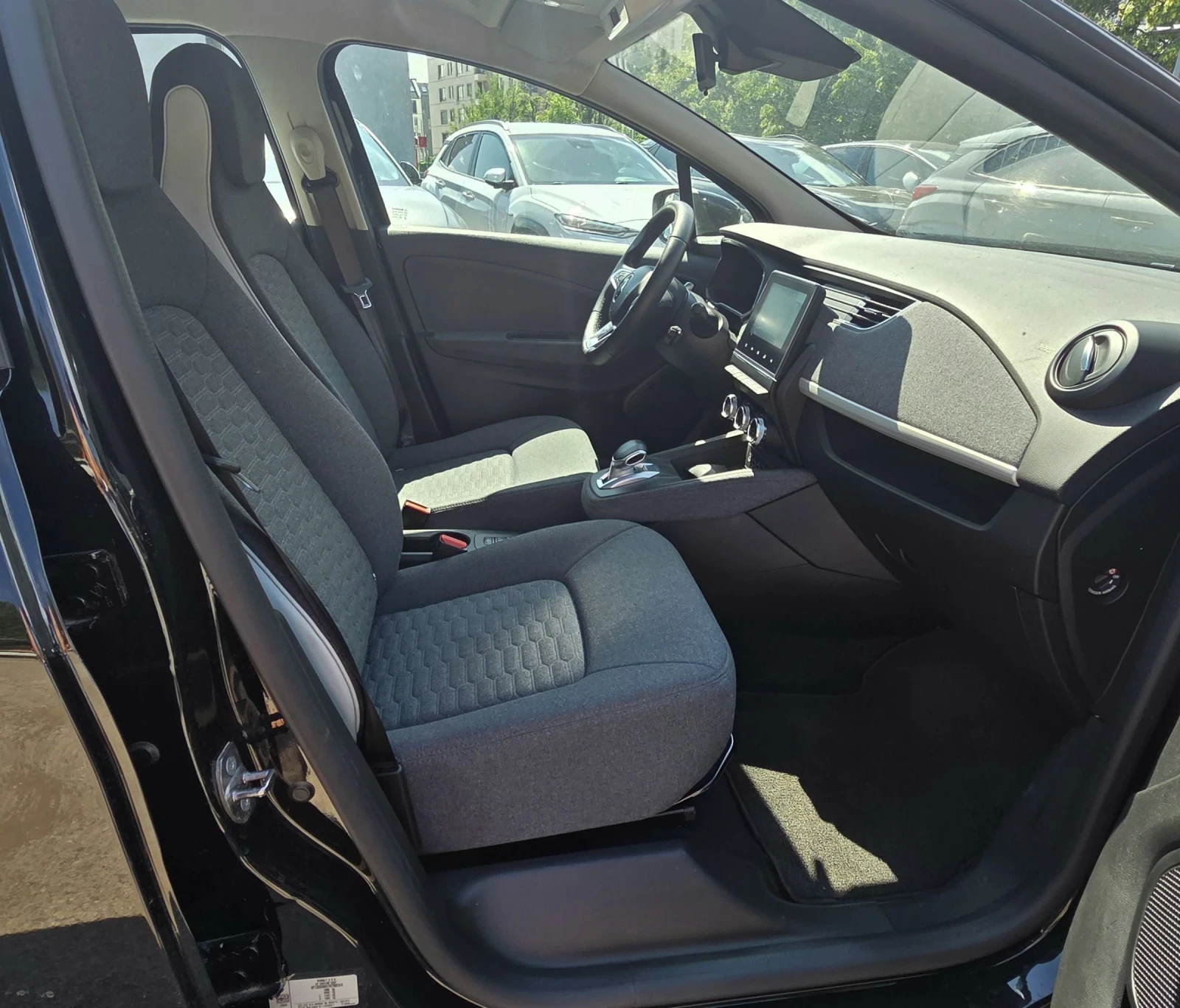 Renault Zoe 52KWh/CCS/2024г/СЕРВИЗНА КНИЖКА, снимка 12 - Автомобили и джипове - 54940266