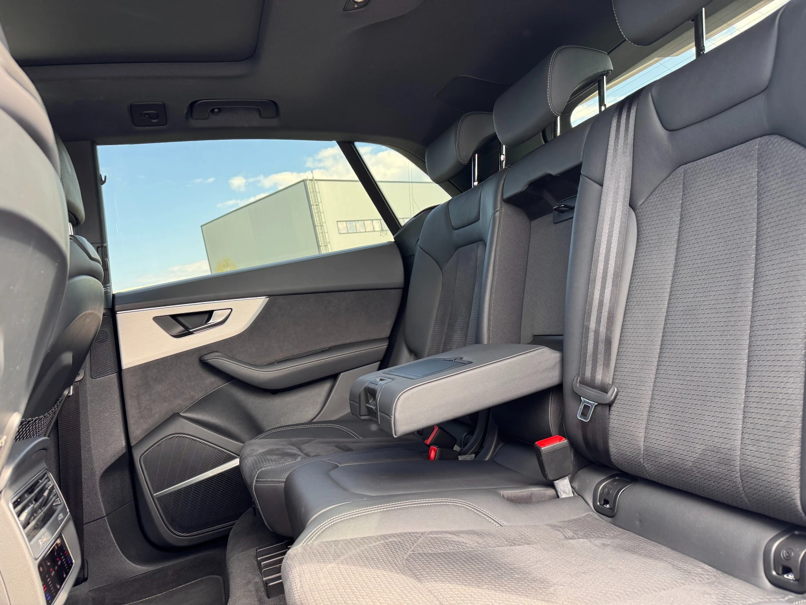 Audi Q8 / FACE / S-Line / Bang & Olufsen / Pano / 360 / , снимка 14 - Автомобили и джипове - 54298798