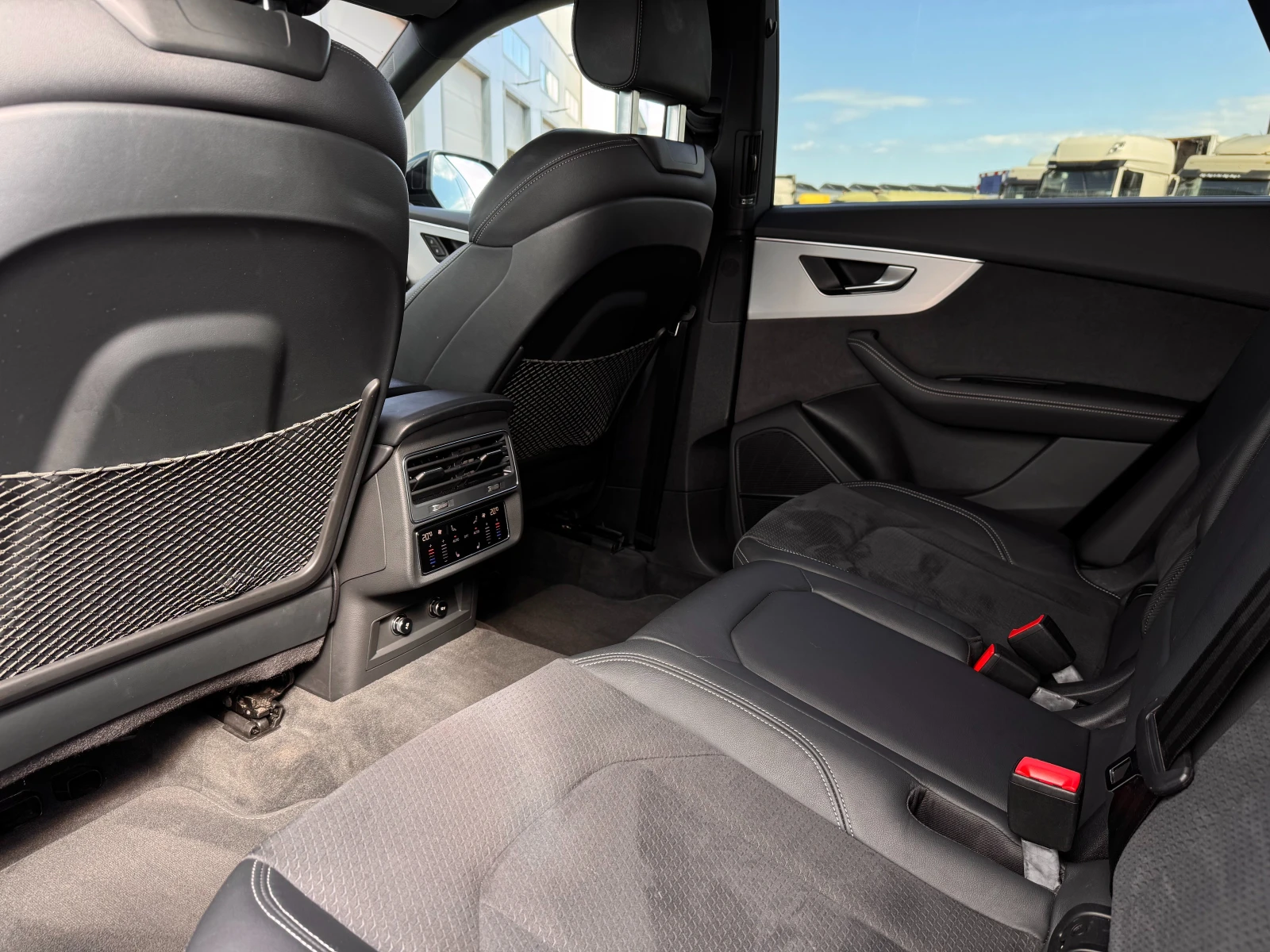 Audi Q8 / FACE / S-Line / Bang & Olufsen / Pano / 360 / , снимка 13 - Автомобили и джипове - 54298798