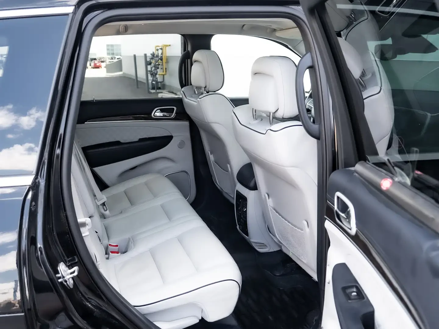 Jeep Grand cherokee Summit 5.7 Hemi V8 * Фиксирана цена до БГ * CARFAX, снимка 15 - Автомобили и джипове - 54639927