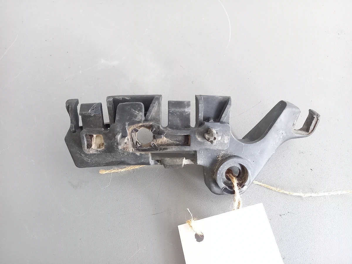 Водач държач предна броня десен Рено Меган (л2)